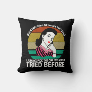 Bei der Auswahl zwischen zwei Evils Kissen