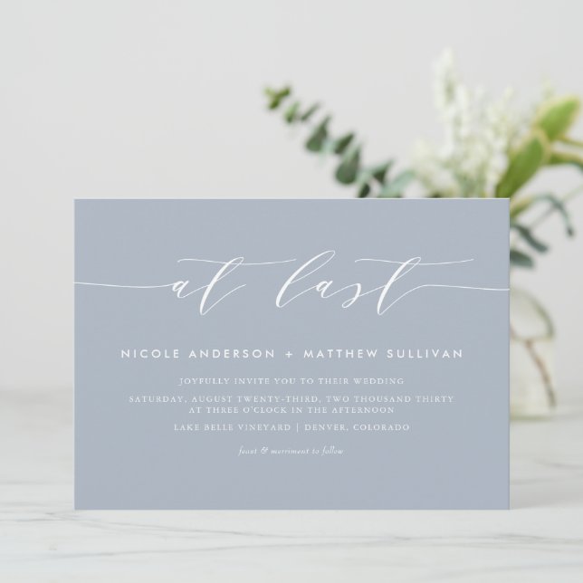 Bei der letzten Dusty Blue Minimalistisch Script H Einladung (Stehend Vorderseite)