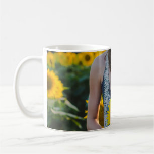 Bei Sonnenblumenfeld stehend Kaffeetasse