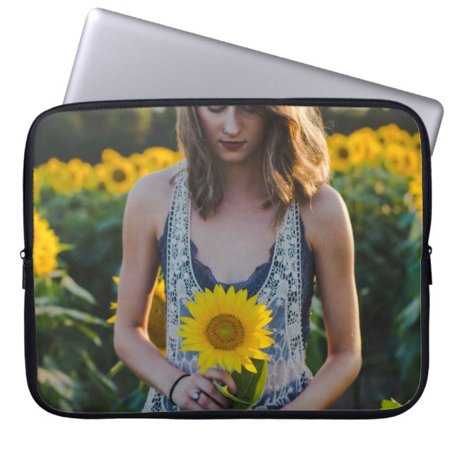 Bei Sonnenblumenfeld stehend Laptopschutzhülle (Vorderseite)