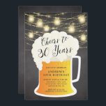 Beifall zu 30 Jahren Geburtstagsfeier Einladung<br><div class="desc">Herzlich willkommen zum 30-jährigen Geburtstag mit einem Bier-Tasse-Set auf einem beliebten schwarzen Chalkboard-Hintergrund mit hängenden Glaskeramikleuchten</div>