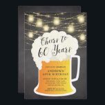 Beifall zu 60 Jahren Geburtstagsfeier Einladung<br><div class="desc">Herzlich willkommen zum 60-jährigen Jubiläum mit einem Bier-Tasse-Set auf einem angesagten,  schwarzen Chalkboard-Hintergrund mit Hängematten Glaskeramikleuchten</div>