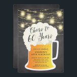 Beifall zu 60 Jahren Geburtstagsfeier Einladung<br><div class="desc">Herzlich willkommen zum 60-jährigen Jubiläum mit einem Bier-Tasse-Set auf einem angesagten,  schwarzen Chalkboard-Hintergrund mit Hängematten Glaskeramikleuchten</div>