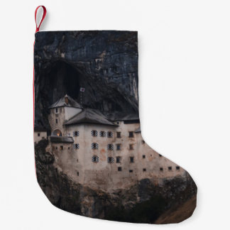 BEIGE AND BLACK CONCRETE HOUSE KLEINER WEIHNACHTSSTRUMPF