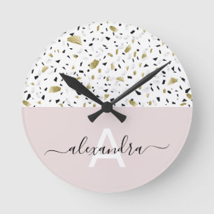 Beige and gold foil terrazzo pattern monogram runde wanduhr