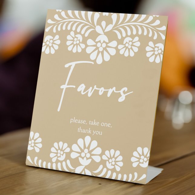 Beige Babydusche in Cielito lindo mit bevorzugtem  Sockelschild (Cielito lindo beige Mexican fiesta papel picado baby shower favors table personalized pedestal sign)