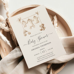 Beige Babykleidung und Spielzeug Baby Shower Einladung