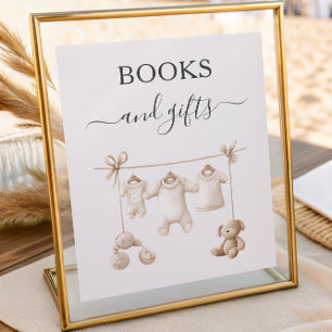 Beige Babykleidung und Spielzeug Bücher und Gesche Poster