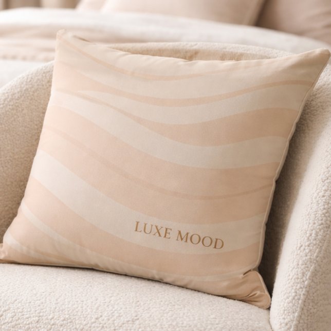 Beige Blush Ripple Zierkissen (A diagonal blush ripple across warm beige brings gentle movement to neutral interiors.)