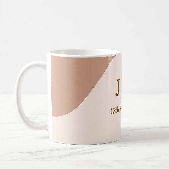 Beige Boho kurvige orange Hochzeit Name Datum Kaffeetasse (Links)