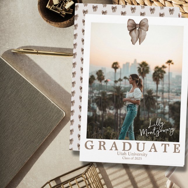 Beige Bow Coquette Foto Abschluss Ankündigung (Von Creator hochgeladen)