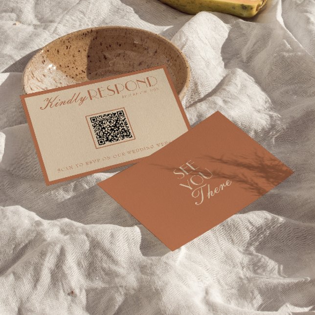 Beige Bronzer Old Money QR Code Wedding RSVP Karte (Von Creator hochgeladen)