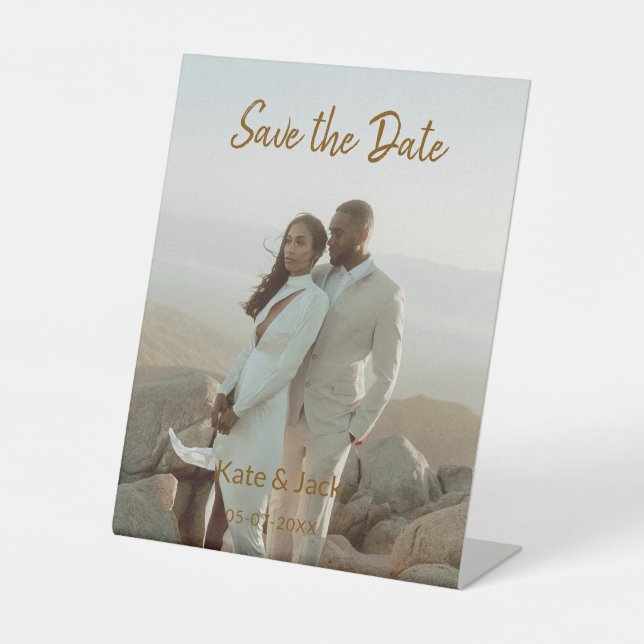 BEIGE CLASSIC ELEGANT COUPLE ADD QR SAVE THE DATE SOCKELSCHILD (Vorderseite)