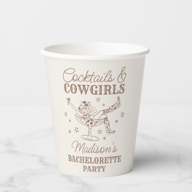 Beige Cocktails und Cowgirls Rodeo Bachelorette Pappbecher (Vorderseite)