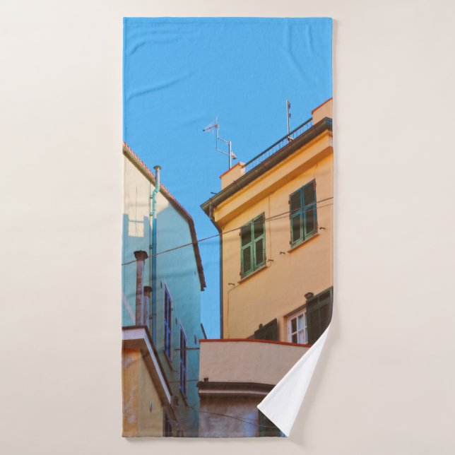 BEIGE CONCRETE HOUSE NEBEN BROWN HOUSE BADEHANDTUCH (Badehandtuch)