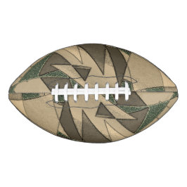 Beige dreieckige Ausschnitt auf dunkelgrünem Hinte Football