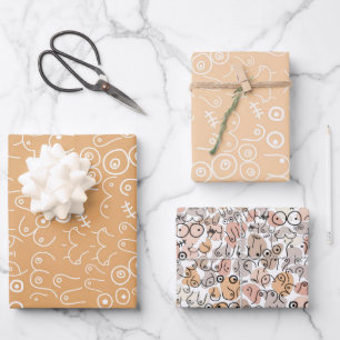 Beige Frauen, die sich beim Brennen von Papierblät Geschenkpapier Set