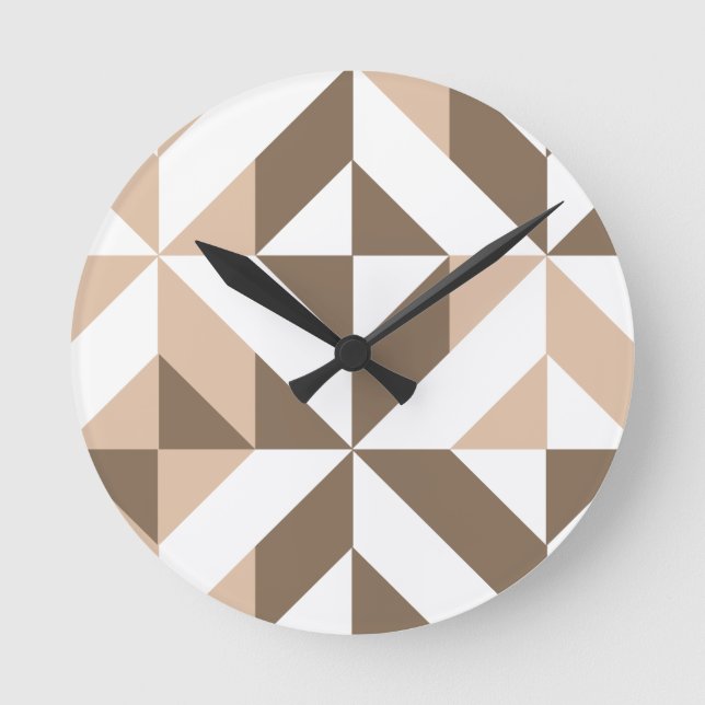 Beige geometrisches Würfel-Muster Browns Runde Wanduhr (Vorderseite)