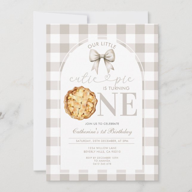 Beige Gingham Cutie Pie First Birthday Einladung (Vorderseite)
