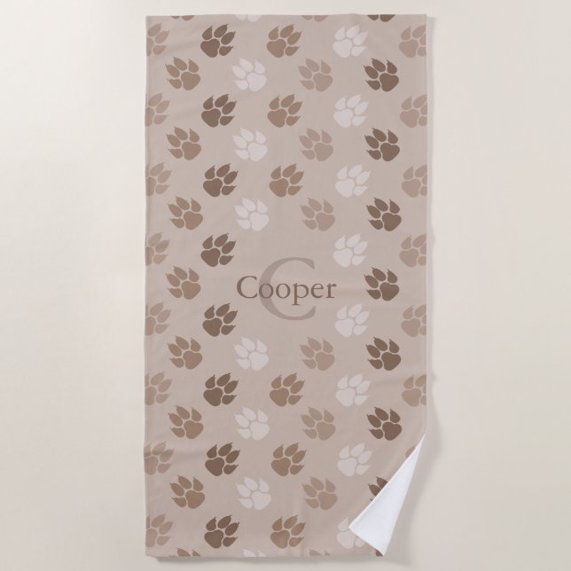 Beige Hundepaws mit Name und Monogramm Strandtuch (Vorderseite)