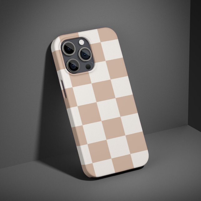Beige kariertes Schachbrettmuster mit Neutralbraun Case-Mate iPhone Hülle (Von Creator hochgeladen)