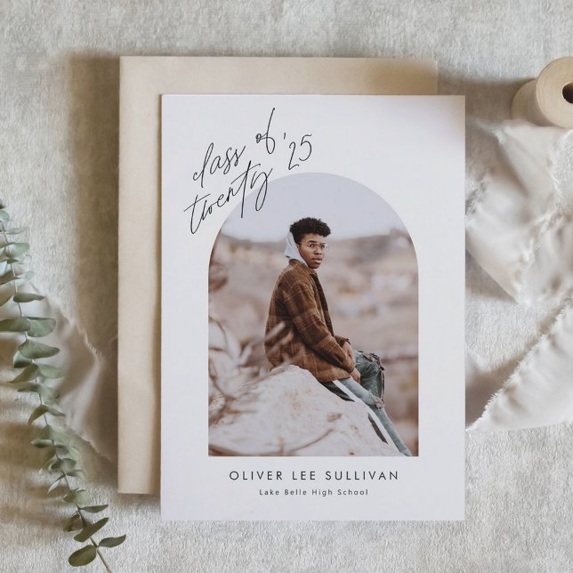 Beige-Klasse des Arch-Foto-Abschlusses 2025 Ankündigung (Customizable boho photo graduation announcement featuring arch photo overlay)