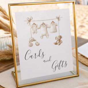 Beige-Kleidung und Spielzeug Baby Shower Karten &  Poster