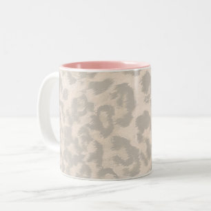 Beige Leopardendrucke. Zweifarbige Tasse