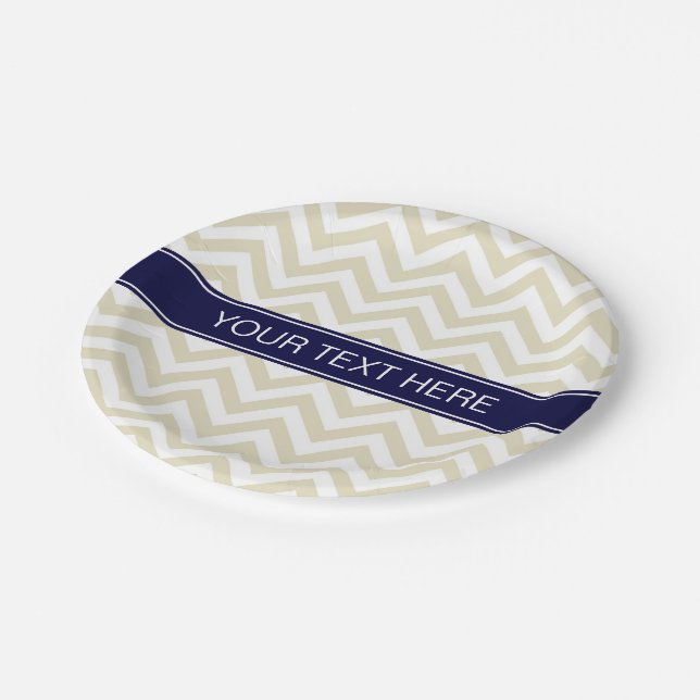 Beige Lg Zickzack Navy Blue Name Monogram Pappteller (Schrägansicht)