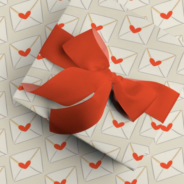 Beige Liebe Notes Red Heart Envelope Pattern Geschenkpapier (Red heart love note Valentine's Day envelope gift wrapping paper.)