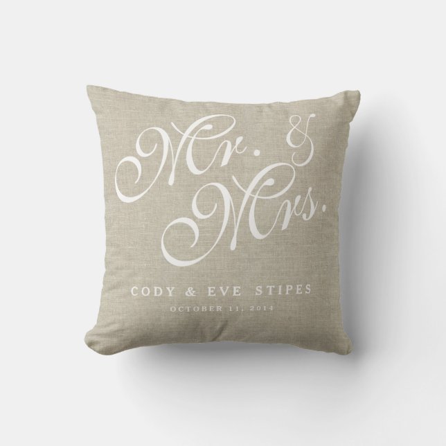 Beige Linen Initials Mr. und Mrs. Wedding Pillow Kissen (Vorderseite)