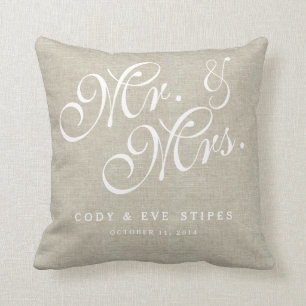 Beige Linen Initials Mr. und Mrs. Wedding Pillow Kissen