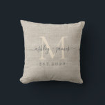 Beige Linen Ivory Monogram Script Wedding Keepake Kissen<br><div class="desc">Elegantes Hochzeitskuchen beige geflochtene Leinenkissen mit Text in schwarz-schicker Schrift-Kalligraphie und stilvoller moderner Typografie. Fügen Sie einfach Ihre Namen, Monogramm und Hochzeitstermin ein. Großartiges Luxusgeschenk für das frisch verheiratete Paar. Exklusiv für Sie entworfen von Happy Dolphin Studio. Wenn Sie Hilfe oder passende Produkte benötigen, kontaktieren Sie uns bitte unter happydolphinstudio@outlook.com....</div>