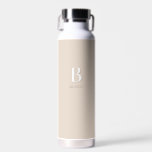 Beige Minimal Modernes Anfangsmonogramm Trinkflasche<br><div class="desc">Dieses Design der Wasserflasche zeichnet sich durch ein einfaches Monogramm in Beige & Weiß-Farbe aus. Machen Sie einen freundlichen Trinkbehälter mit Ihrem Initial und Namen. Diese personalisierte Wasserflasche ist ein einzigartiges Geschenk für einen ganz besonderen oder für sich. Wenn Sie gewollt haben, die Schriftart oder Position zu ändern, klicken Sie...</div>