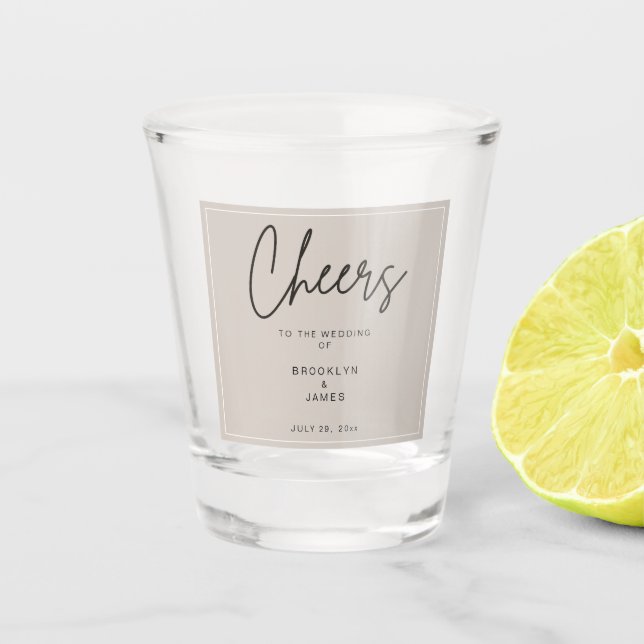 Beige Minimal Wedding Shot Glass Schnapsglas (Vorderseite)