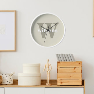 Beige Moderne Minimalistische Anfangs- und Namensk Uhr