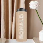 Beige Moderne Typografie Personalisiert Name Thermosbecher<br><div class="desc">Behalt warme und kalte Getränke mit diesem trendigen,  isolierten,  beigefarbenen Thermalwäscher,  der mit dem Namen in weißer,  moderner Typografie bedruckt wird. Bearbeiten Sie Ihren Thermalwäscher und ersetzen Sie den Namen mit dem gewünschten Namen. Ideal für ein Geburtstagsgeschenk,  Hochzeitsgeschenk,  Trauzeuge,  etc.</div>