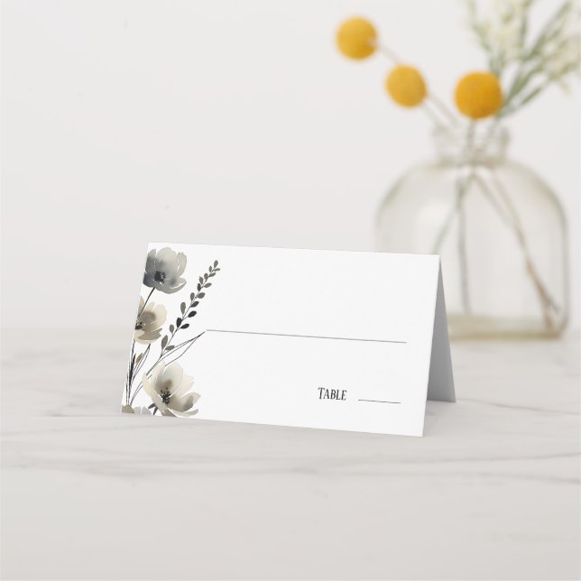 Beige Neutral Floral Wedding Platzkarte (Vorderseite)