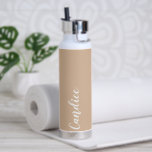 Beige Personalisiert Wedding Bridesmaid Trinkflasche<br><div class="desc">Verschenken Sie Ihre Hochzeitsjury oder Ihre Trauzeugin mit dieser trendigen, vakuumisolierten Wasserflasche, die ihren Namen in weißem, stilisiertem Schrift auf beigefarbenem Hintergrund zeigt, der zu Ihrem Hochzeitsfarbschema passt. Stellen Sie die Flasche nach Belieben durch Bearbeiten und Ersetzen des Namens durch Ihren eigenen Namen ein. Wählen Sie Ihre Wasserflasche. Erhältlich in...</div>