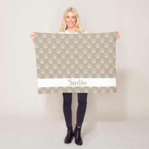 Beige Pfotenabdruck-Muster mit individuellem Namen Fleecedecke