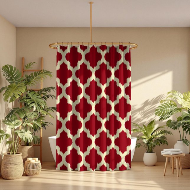 Beige Quatrefolie Ikat Muster Burgundy Hintergrund Duschvorhang (Von Creator hochgeladen)