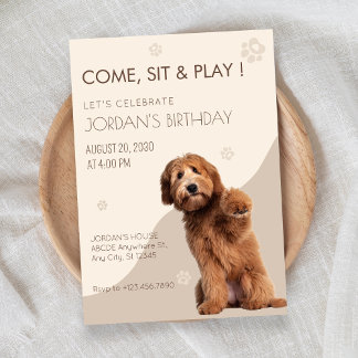 Beige spielerischer Hund zum Geburtstag Einladung