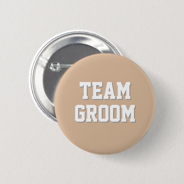 Beige sportliche Buchstaben Team Bräutigam Button (Vorne & Hinten)