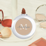 Beige Stilisierte Hochzeitshauptmonographie Taschenspiegel<br><div class="desc">Ein personalisierter Kompaktspiegel für Ihre Hochzeitsjubiläumsjacke oder Ihre Trauzeugin,  deren Initial und Name auf einem trendigen,  beigen Hintergrund stilisiert ist. Bearbeiten,  um Initial und Namen zu ersetzen. Wählen Sie Ihren kompakten Spiegelstil aus.</div>
