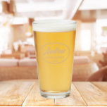 Beige Stilisierte Hochzeitsstiftung Trauzeuge Name Glas<br><div class="desc">Bierglas für den Trauzeuge,  der seinen Namen in beige druckt,  stilisierte Schrift in beige ovaler Farbe mit dem Hochzeitsdatum. Eine tolle Party-Angebotsidee für eine Bachelor-Party! Personalisieren Sie Ihr Bierglas,  indem Sie den Namen und das Datum mit Ihrem eigenen ersetzen.</div>