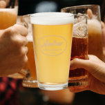 Beige Stilisierte Hochzeitsstiftung Trauzeuge Name Glas<br><div class="desc">Bierglas für den Trauzeuge,  der seinen Namen in einer trendigen Beige-Farbe druckt,  stilisierte Schrift in einem beigen ovalen Rahmen mit Beige und Hochzeitstag. Eine tolle Party-Angebotsidee für eine Bachelor-Party! Personalisieren Sie Ihr Bierglas,  indem Sie den Namen und das Datum mit Ihrem eigenen ersetzen. Erhältlich in vielen beliebten Hochzeitsfarben.</div>