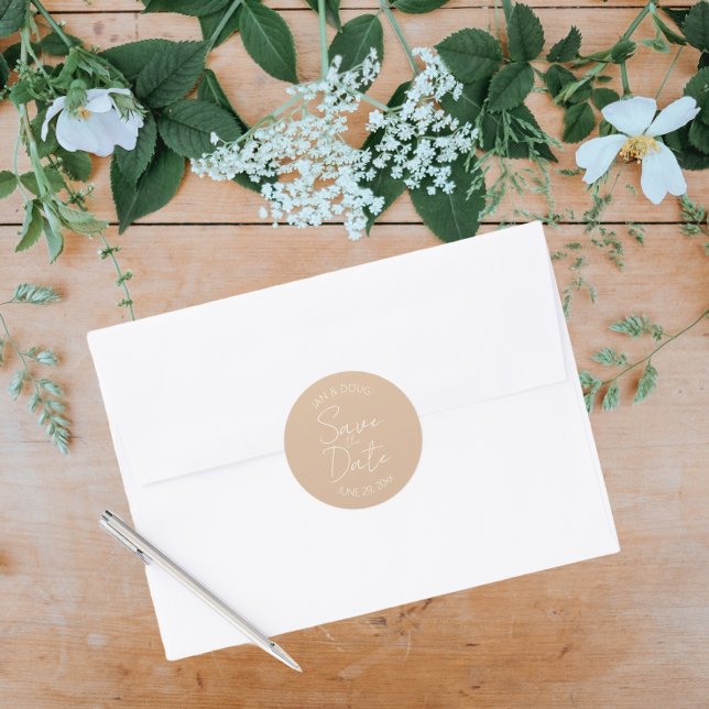 Beige Stilisierte SkriptWedding Save the Date Runder Aufkleber (In Situ Wedding)