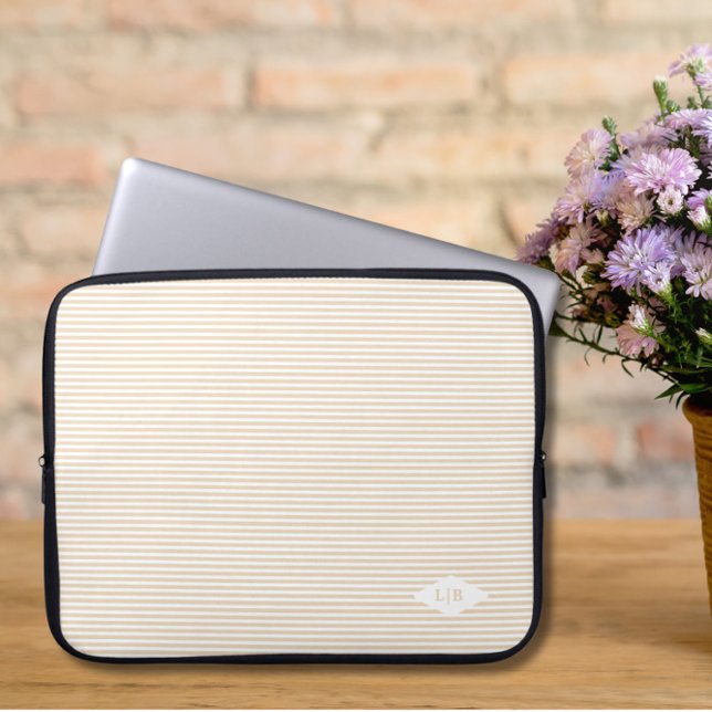 Beige Streifen-Initialen Laptopschutzhülle (Von Creator hochgeladen)