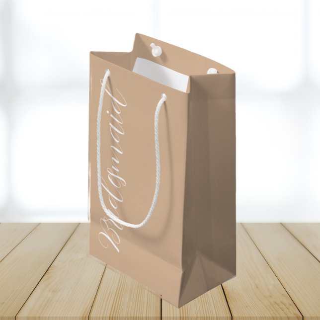 Beige Stylisierte Script Wedding Bridesmaid Kleine Geschenktüte (In Situ)