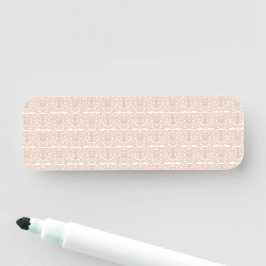 beige und weiß karierte Muster auf weißem Bach Namensschild